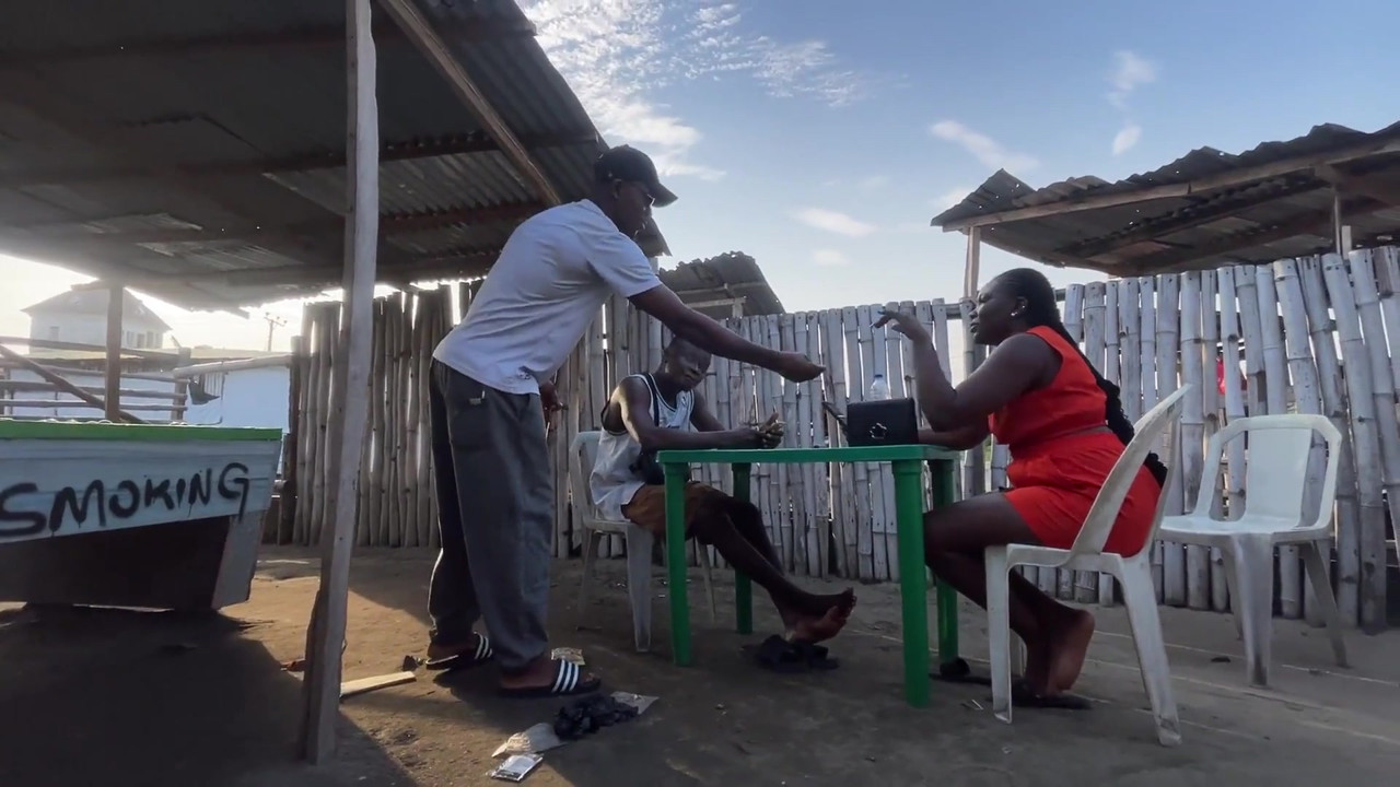 彼の彼女は別の男を探していて、彼女と激しくセックスしようとしている