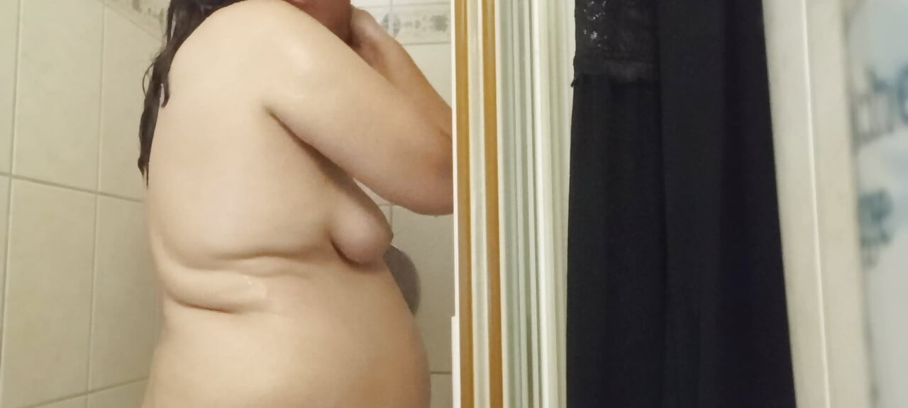 Très proche sous la douche avec Eva Pur
