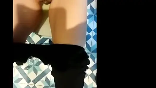 Klozet kapağına işeme derlemesi