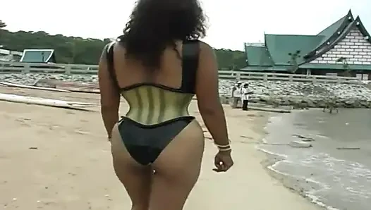 2 sexy latinas präsentieren latexfetisch im pool und am strand
