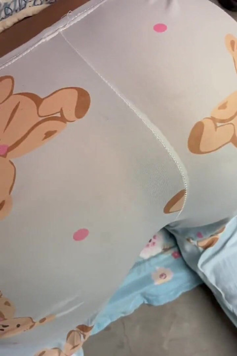 Sexo mientras mi hermanastra en la ley atrapada debajo de la cama