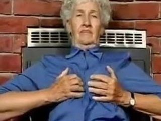 Nenek berbulu dengan dildo