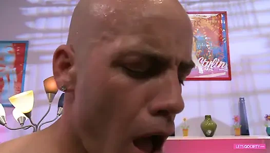 Чернокожая крошка с пирсинговленными сиськами и большой задницей скачет на хорошем белом члене