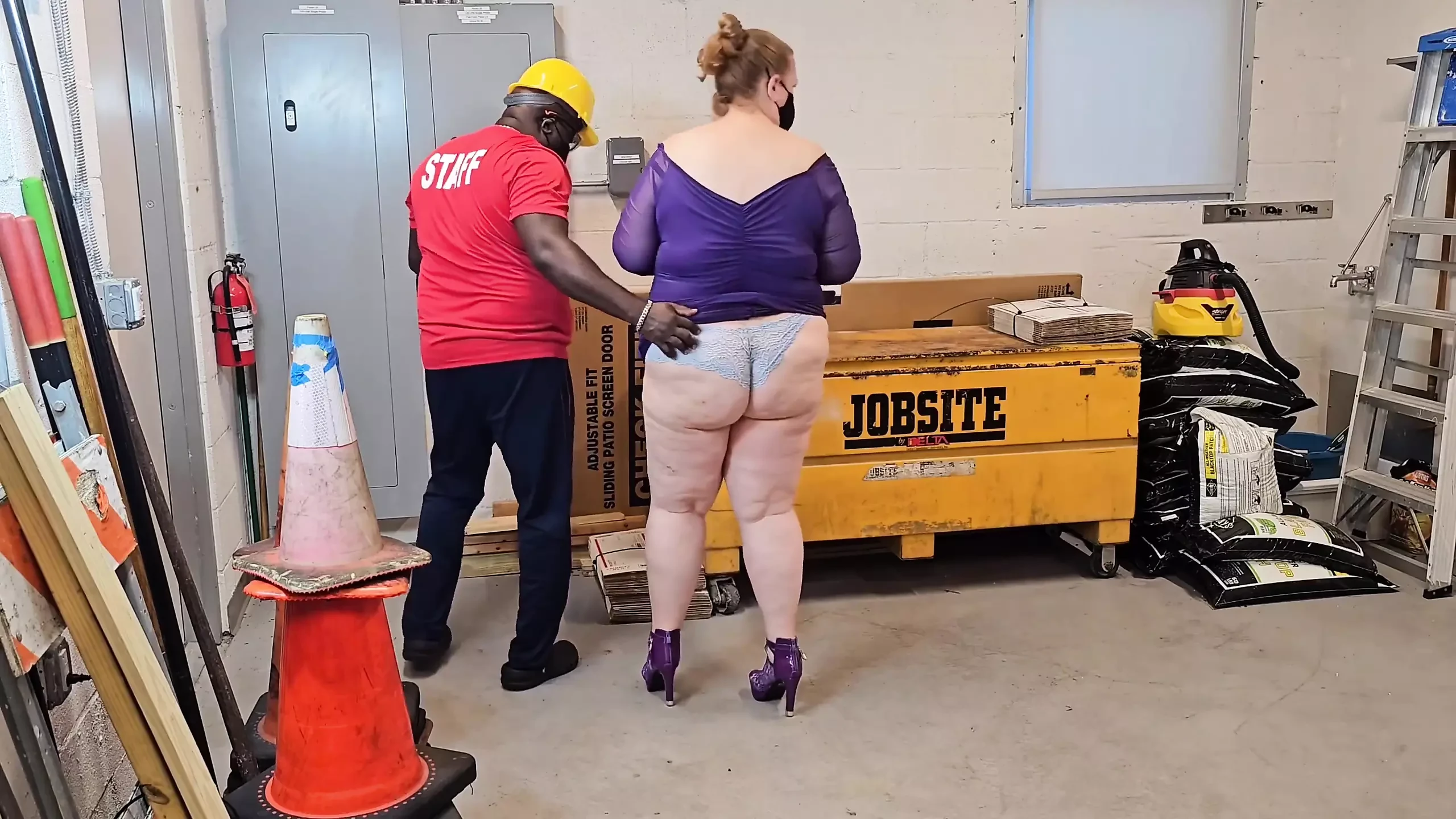 Female boss asked her maintenance guy to cum inside & get her pregnant