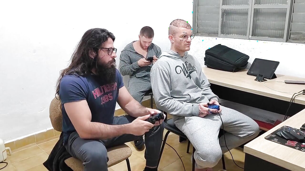 Три гетеросексуальных парня играют голыми
