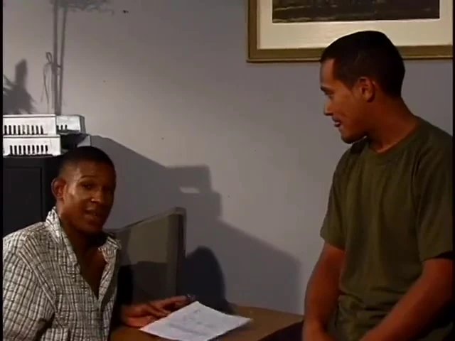 Azgın iş arkadaşları soyunmaya ve masada seks yapmaya hazır