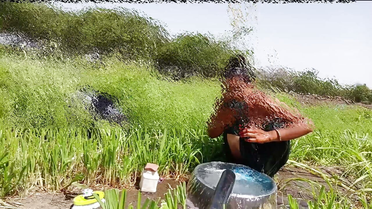 Kheton mein desi sauteli bahan Sadi utaar kar Naha Rahi Hai khula bathroom jungle mein bhabhi Naha rahi hai sasur ji ne deka outdoor Bahhroo