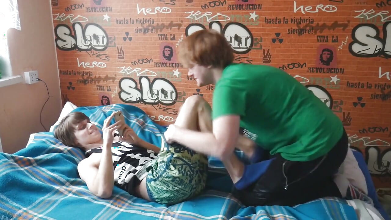 쪼이는 십대 친구를 따먹는 Bareback