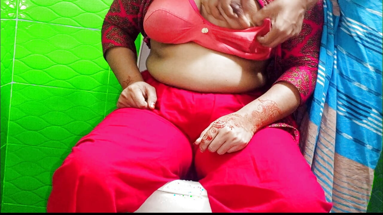 Nevlastní sestra Nadiya je překvapena velkým ptákem svého nevlastního bratra a on šuká její velkou kundičku, zatímco jsou doma sami