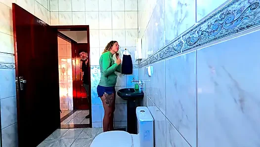 Paman tiri menggosok kulit kering dan menarik pakaiannya untuk masturbasi.