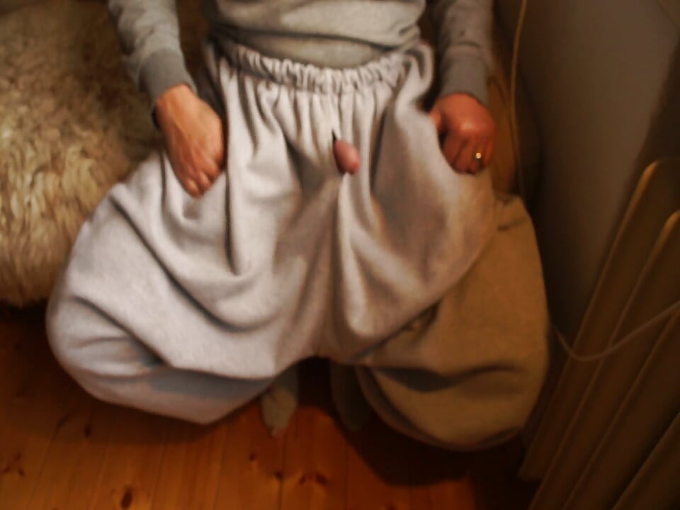 throug the hole in my baggy sweats I can cum