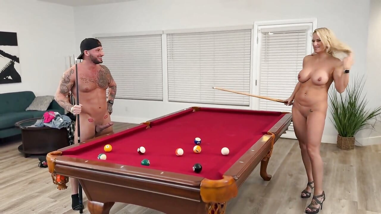 Strip pool se torna sexual com amigo do marido