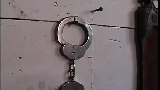 Büyük memeli esmer kadın odada okşuyor ve bağlı