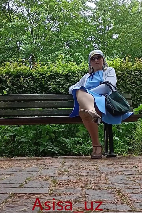 Muslimische Frau bläst im City Park, zieht höschen aus und pinkelt, zeigt ihre muschi.