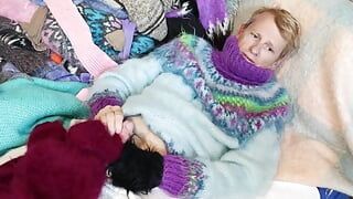 Suéter Fetiche Mohair Angora soft pullovers e jumpers em uma cama de suéter, levando a um enorme orgasmo.