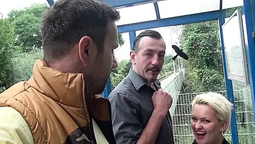 Sexy mollige blondine abgeholt und im freien anal gefickt