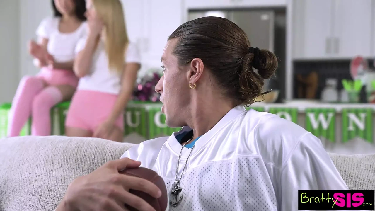 “想要品尝你继兄弟的精液吗？Lulu Chu问Maria Kazi- s25：E12