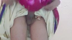 Indische travestiet crossy toont zijn lul in saree