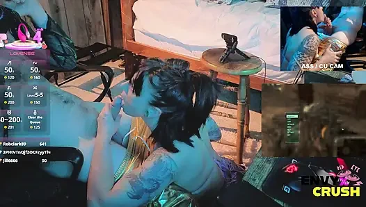 Fileli oyuncu kız dizlerinin üstüne çıkıyor