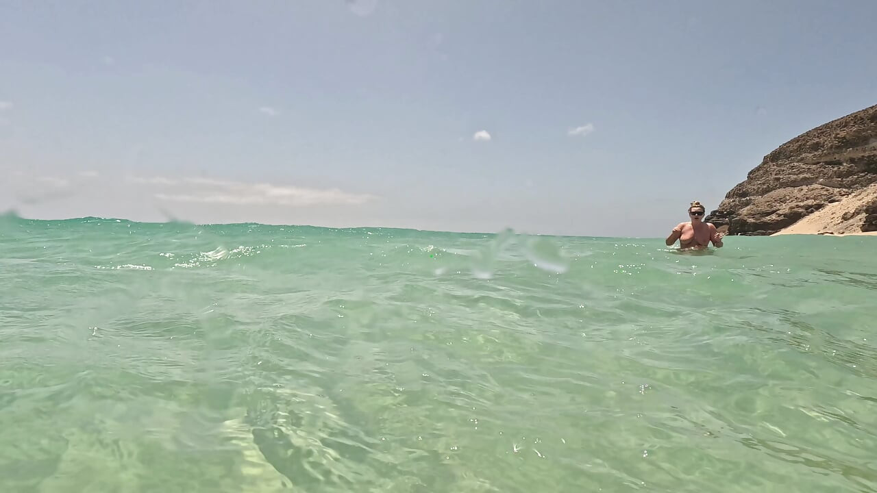 Naked Paradise - debaixo d'água brinca com garota nua