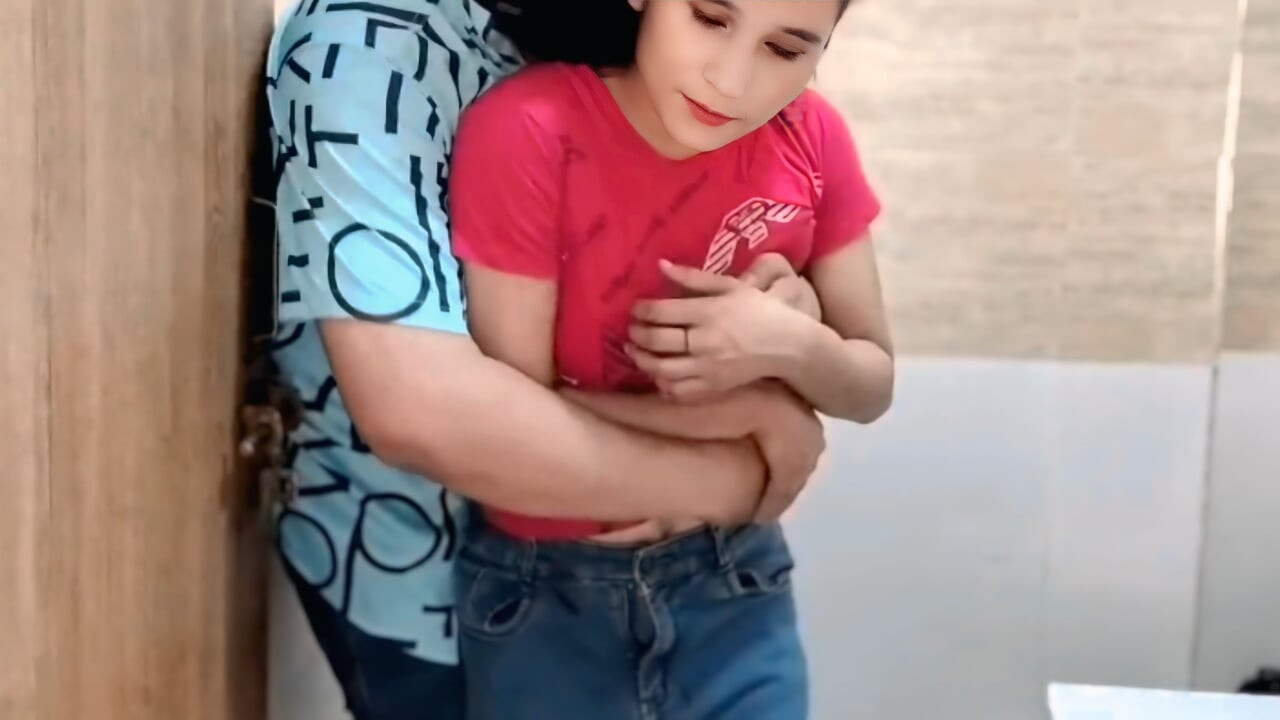 Sasur ne mere stnon ko bathroom men dabaya aur mujhe dgi stail men choda.