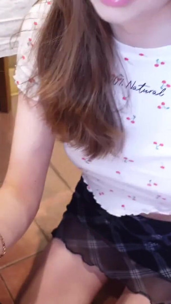 Trenutak koji morate podijeliti iz "Moja cimerica je došla kući ranije i skoro me uhvatila... 🥵"