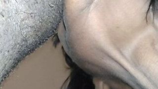 Ebenholz-Hure beim Zungenanal: Sie hat meinen haarigen, schmutzigen Arsch sauber gemacht