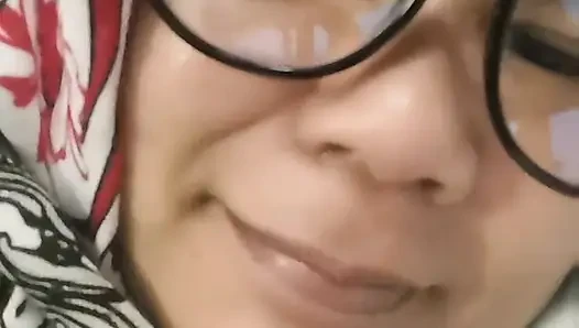 POV: Indonesisches virales mädchen in ihrem zimmer
