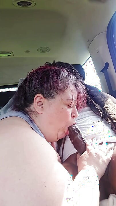 Oma kan de hele dag aan een lul zuigen en het is aan