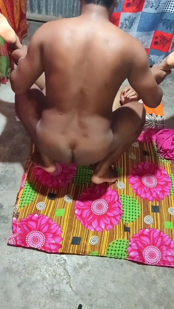 Okouzlující okamžik z "MOJE žena, moje bhabhi a já si nové video užíváme"