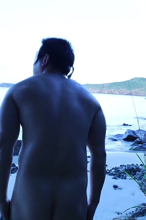 คลื่นตอนเช้าและกระหายกล้าม: หยอกล้อแก้ผ้าริมทะเล