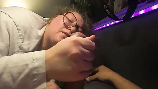 Невинная пухлая белая ботаничка в очках сосет член и лижет сперму