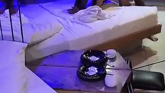 Аргентинское очко встречает ебаря в отеле и отправляет видео ее мужу, его очень жестко трахают