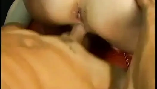 Pejantan berotot menyukainya saat dia bergiliran meniduri cewek seksi dan pejantan hunk