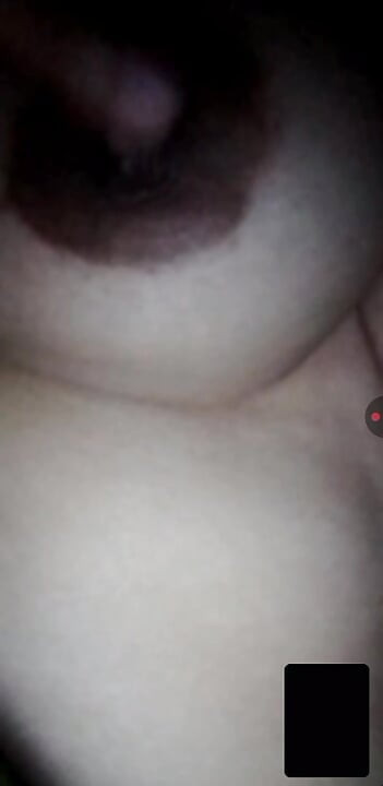 Indijska viralna devojka seksi velike sise se pokazuje u prstima u pički najnoviji video