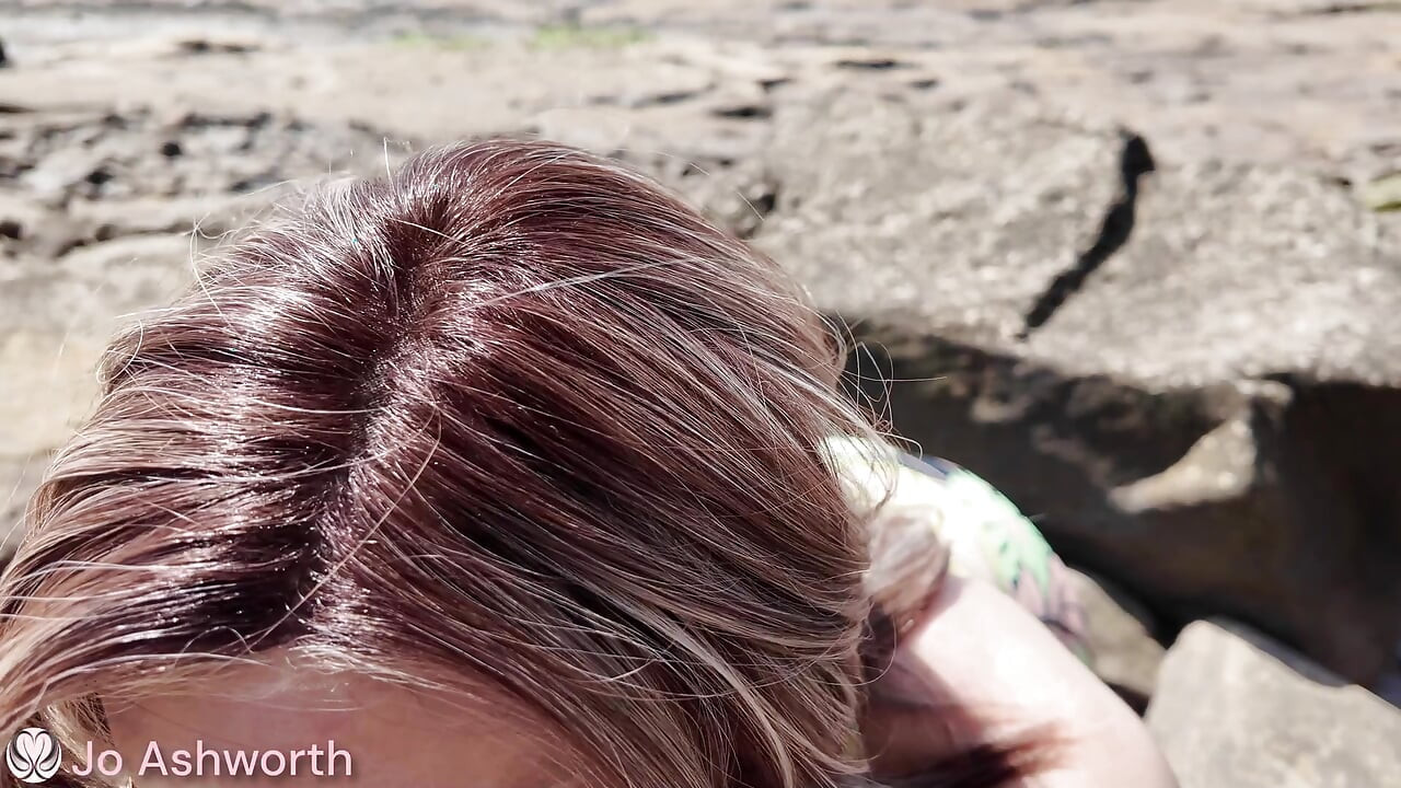 Me lo chupé sobre las rocas después de caminar hasta una isla. Mamada POV arriesgada al aire libre y me tragué hasta la última gota