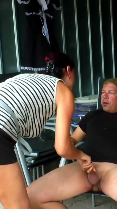 Der perverse Hausmeister traegt gerne Kleider beim bumsen | Clip 1