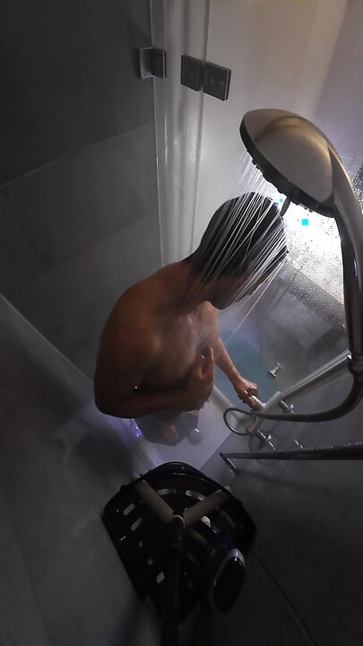 Guy with tiny dick uses my shower