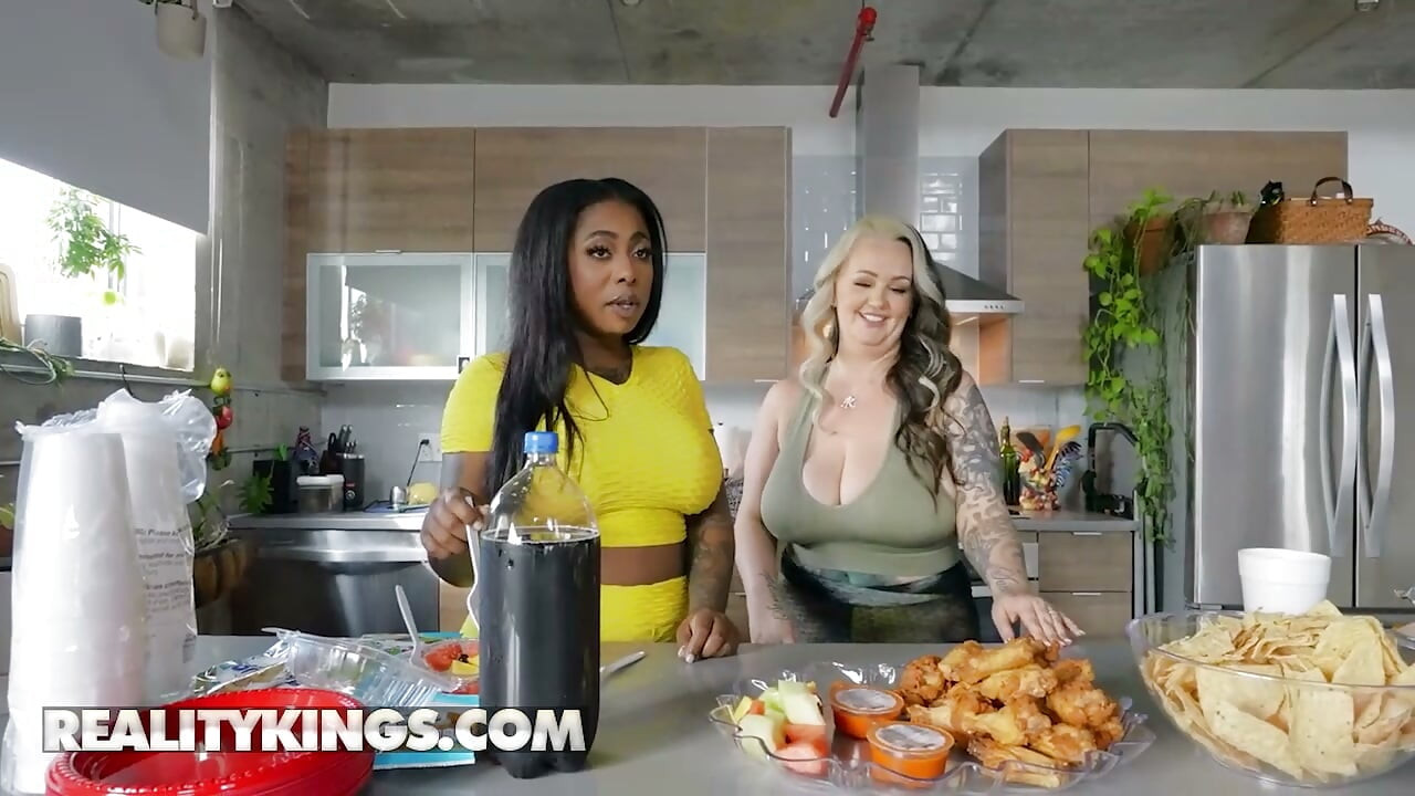 REALITY KINGS - Gogo Zombi Berlekuk dan Kendra Kox Mengubah Malam yang Membosankan Menjadi Seks Lesbian yang Berantakan dan Penuh Gairah
