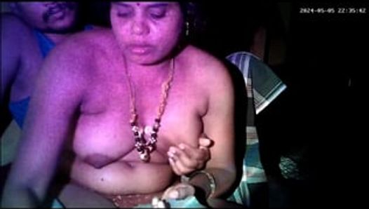 Indische dorpshuisvrouw grote borsten drukken