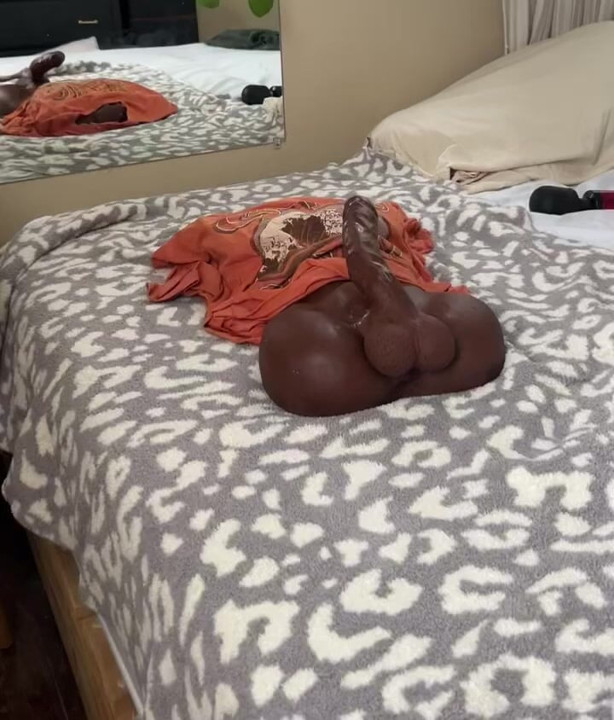 Orta yaşlı seksi kadın büyük zenci yarağı dildo kovboy kız tarzında biniyor.