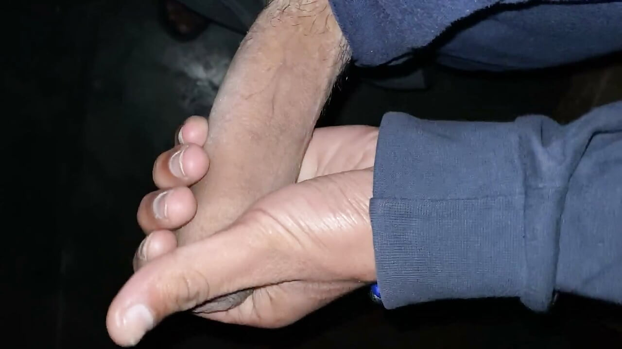 Garoto indiano mostrando o corpo e o pau