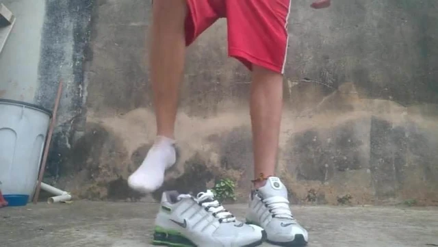 A melhor gozada e mijada no tenis Nike Shox