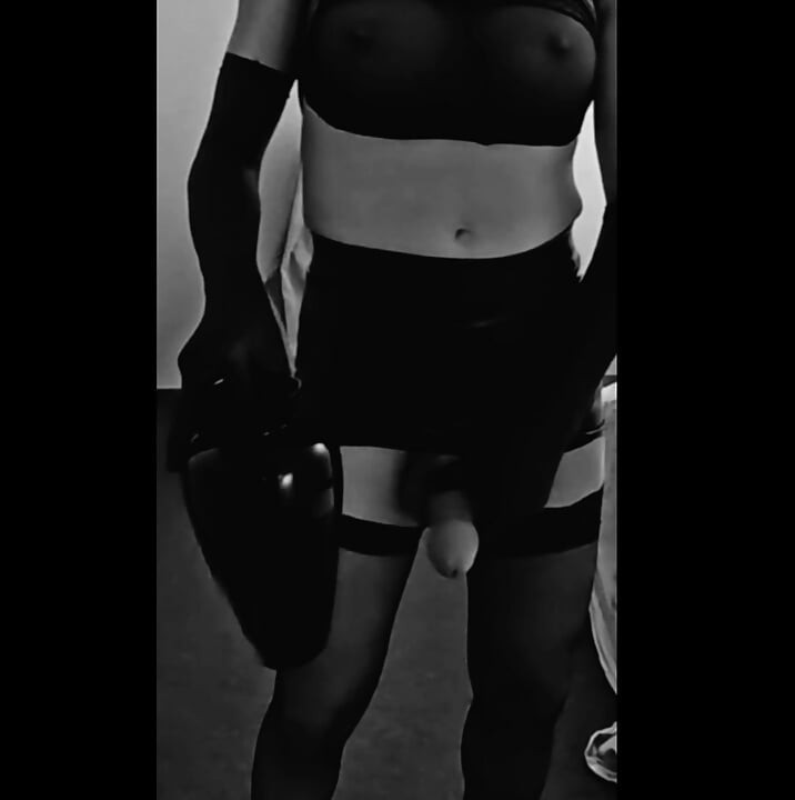Saratgirl en fetiche de látex vistiendo medias negras de nylon provocando su polla
