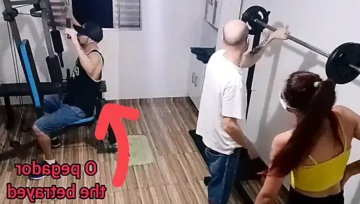 Evli kadın kocasını spor salonunda arkadan aldatıyor!