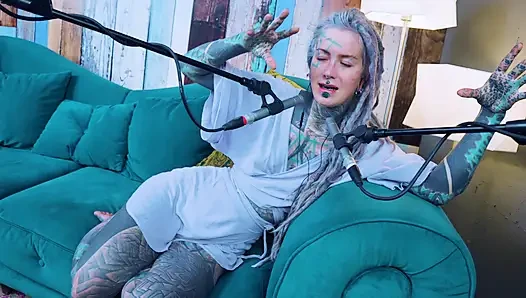 Ich spreche über Z - zeal - ASMR podcast SFW spricht goth dünnes mädchen dreadlocks tattoo-modell inked mädchen