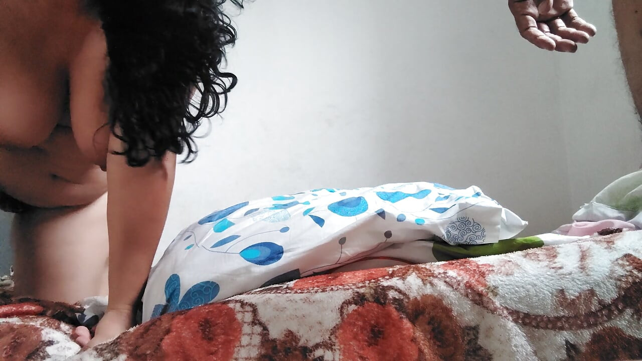 Hermosa chica chupando mis bolas profundo