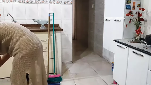 Rotin Woman in kitchen