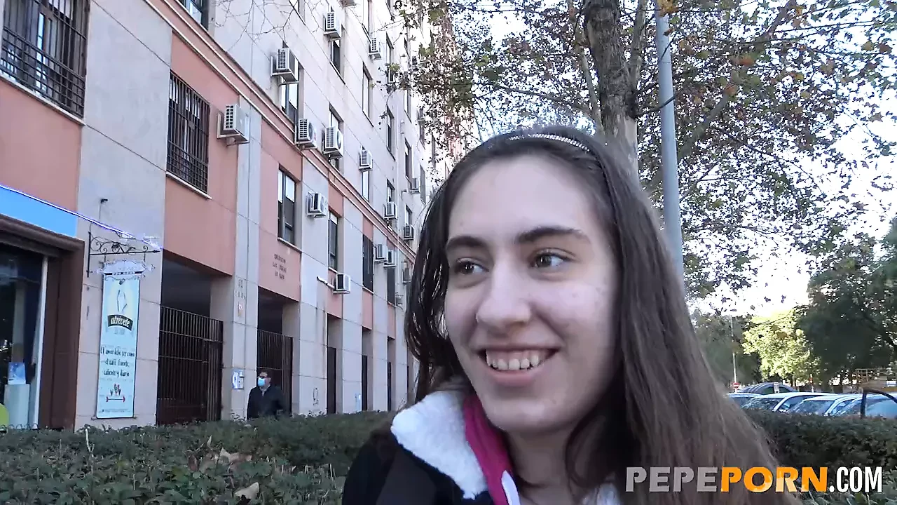 A szexre éhes tini, Carolina megtanulja a forró leckéket, amelyekre kétségbeesetten szüksége volt