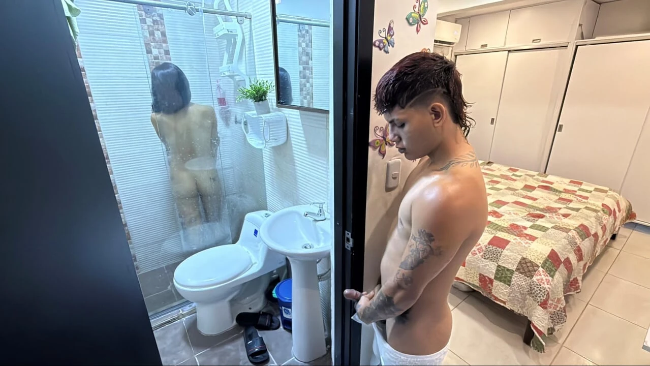 나는 이복 누이가 문을 열어서 맛있게 샤워하고 들어온다는 사실을 이용합니다.